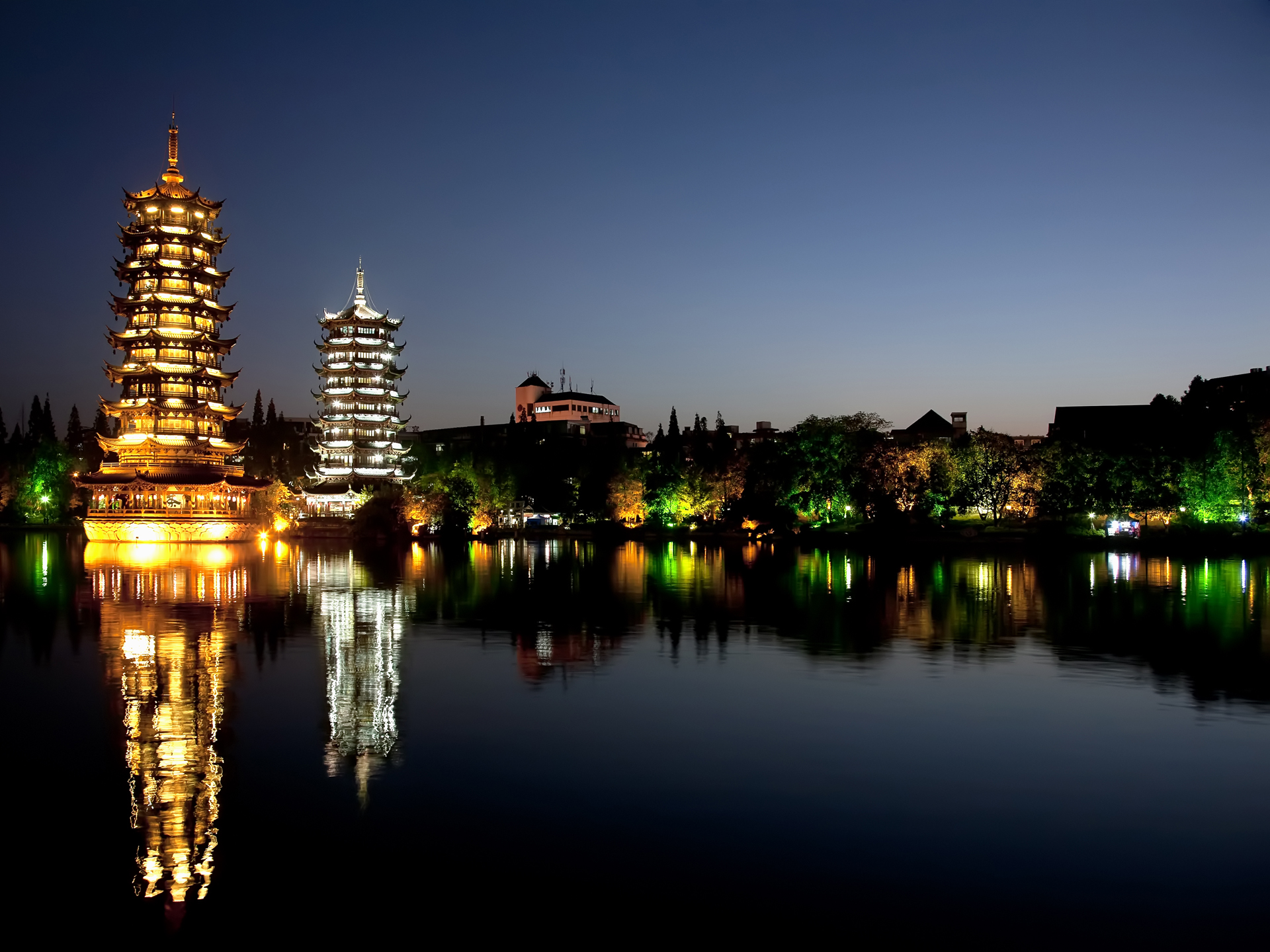 【尊享桂林】 大漓江豪华三星船、千古情、银子岩、訾洲象鼻山 阳朔世外桃源、尧山风光、叠彩山、阳朔西街、梦幻漓江/山水间4日游