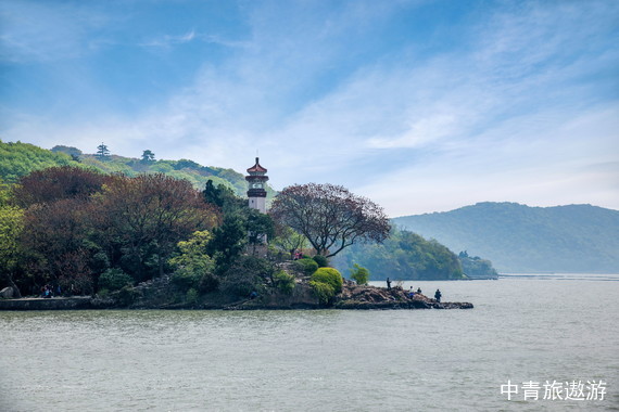 无锡太湖华邑酒店+全家自助早餐+彩丰楼2大1小湖鲜晚餐2日游【2张举茗邑茶券+41层天际健身房、游泳池免费使用】