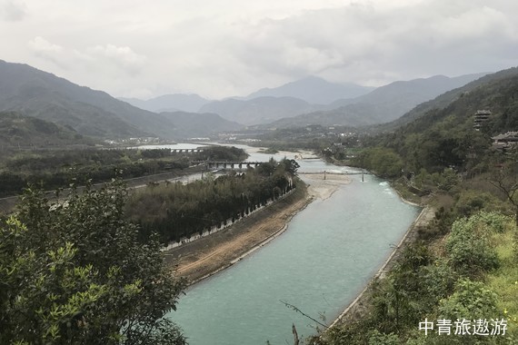 【熊猫乐园】成都+九寨沟+黄龙风景名胜区5日4晚跟团游【赠都江堰中华熊猫乐园+参与臧家锅庄体验品土火锅+精选5钻住宿】