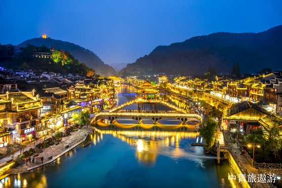 【首席湖南】雙飛6天【8-15人；一價全含，張家界國家森林公園丨黃石寨丨天門山丨玻璃棧道丨芙蓉鎮(zhèn)丨鳳凰/沱江泛舟丨千古情晚會丨黃龍洞丨長沙】